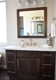 غرور حمام مستر با چوب تیره و آینه قاب دار