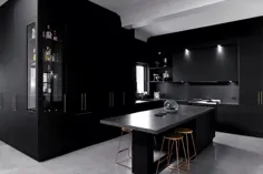 یک آشپزخانه تاریک و لوکس توسط آلبین ترنر و سون - Completehome
