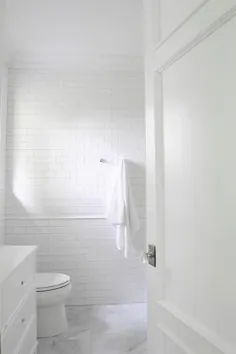 حمام سفید با کف تا سقف کاشی های سفید مترو - انتقالی - حمام