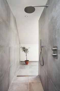 آپارتمان مینیمالیستی: فضای داخلی مینیمالیستی روشن آپارتمان با سلطه سفید و خاکستری