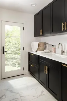 کابینت های اتاق لباسشویی بلک شاکر با کش های طلای برس دار - انتقالی - آشپزخانه