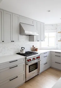 آشپزخانه سفید و خاکستری با کاشی های عقب مرمر علامت گذاری شده - انتقالی - آشپزخانه