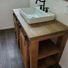 دستشویی حمام با سینک کهلر ، شیر آب KB و پنجره بازشو شامل.  گزینه های چوب انبار ، کاج یا چوب قرمز.