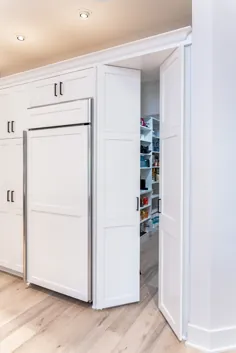 شربت خانه مخفی ساخته شده در آشپزخانه سفید کابینت توسط CKF