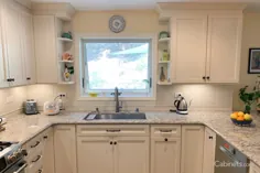 آشپزخانه زرق و برق دار آنتیک سفید با سخت افزار برنز و کاشی و سرامیک کاشی کاری - Cabinets.com