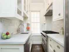 آشپزخانه توری کوچک سفید با ظرفشویی آن طرف اجاق گاز - انتقالی - آشپزخانه