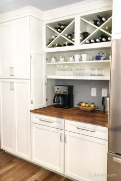 آشپزخانه پر زرق و برق دو رنگ با نوشیدنی و قهوه - Cabinets.com
