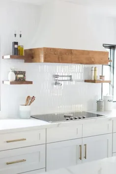 هود رنج فرانسوی سفید قفسه های چوبی کوچک - انتقالی - آشپزخانه