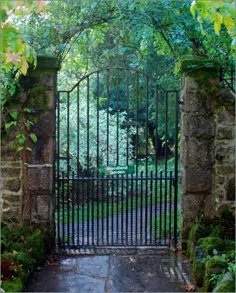 دروازه ورودی به یک باغ جنگلی در اسکاتلند