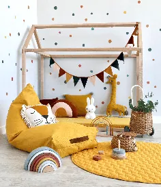 Kinderzimmer mit Hausbett و Nobodinoz Textilien