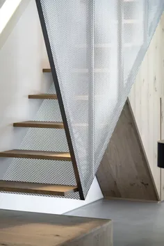 Toledano + Architects راه پله های چوبی و فلزی هندسی را به آپارتمان در پاریس اضافه می کند