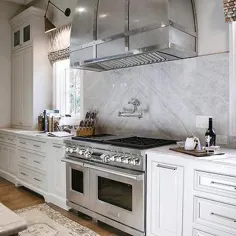 کابینت های آشپزخانه خاکستری روشن با پیشخوان های کوارتزیت تاج محل - انتقالی - آشپزخانه