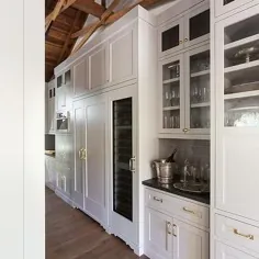 شربت خانه باتلر با کاشی شیشه ای خاکستری Backsplash - انتقالی - آشپزخانه