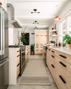 آشپزخانه دراب گالی در کلبه Malibu Midwest - جلو + اصلی تغییر شکل مدرن می یابد