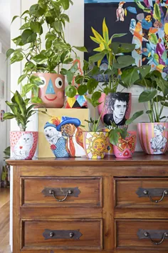 خانه این هنرمند در استرالیا پر از الگو ، گیاهان و زیبا ترین گلدان های رنگارنگ است که خودش رنگ می کند