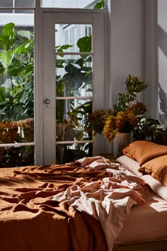 اتاق خواب بوهمیایی با گیاهان و ملحفه های ملافه