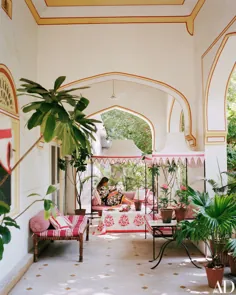 یک طراح داخلی تبدیل شده به یک ستاره مد در این آپارتمان مجلل هندی زندگی می کند