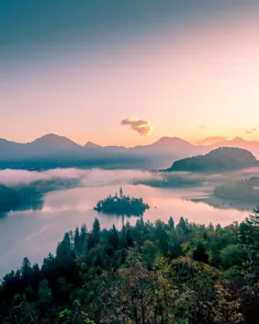دریاچه بلد در طلوع خورشید طلوع زیبای خورشید در اسلوونی از بالا