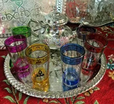 ست چای سنتی مراکشی با 6 لیوان چای به صورت رایگان و سینی شامل شیشه های قلم دستی دست قهوه ای برنجی نقره ای