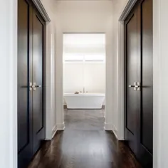 ملیسا مانزاردو هریسکو در اینستاگرام: «تقارن کامل با کمد هایی که دو طرف ورودی این حمام اصلی را می پوشانند؟  .  .  .  .  .  .  .  ؟: @ sujataphoto_architecture... "