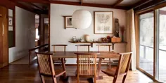 با گشت و گذار در این خانه ، که ابتدا توسط نجار جورج ناکاشیما طراحی شده است ، ترکیبی از چوب طبیعی و طراحی سنتی ژاپنی تا جلوه ای خیره کننده است