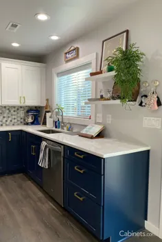 آشپزخانه دو رنگ نیروی دریایی و سفید با موزاییک شش ضلعی Backsplash - Cabinets.com
