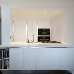 آشپزخانه مدرن جمع و جور سیاه و سفید