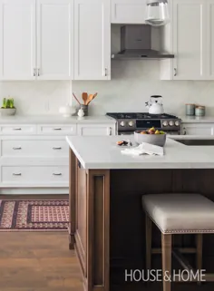 یک آشپزخانه سفید با فضای ذخیره سازی هوشمند