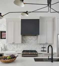کابینت های شیکر خاکستری روشن با کاشی های سنگ مرمر نازک - انتقالی - آشپزخانه
