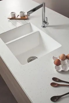 Weiße Arbeitsplatten in der Küche - Natur- oder Kunststein؟