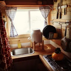 Rustic Tiny House آشپزخانه - سنجاق های کوچک خانه