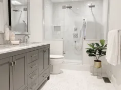 حمام مستر سفید و خاکستری با دوش دوتایی و کف موزاییک شش ضلعی مرمر