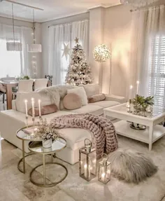 دکور اتاق نشیمن کریسمس سفید با مبل مقطعی سفید و دکور صورتی