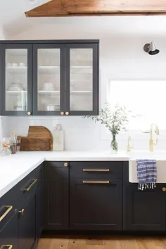 آشپزخانه دو رنگ سیاه و سفید ظریف دارای یک کابین شیکر مشکی قابل توجه است ...
