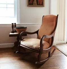 اوایل دهه 1900 راک چوبی روکش دار ، صندلی گهواره ای چوبی ، صندلی گهواره ای تودوزی صورتی توسط VintageandSwoon از Vintage & Swoon of New Bedford، MA |  اتاق زیر شیروانی