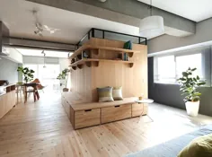سیناتو هوشمندانه یک پارتیشن چوبی L شکل برای گسترش یک آپارتمان کوچک در ژاپن اضافه می کند