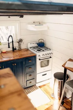 24 فوت  کلبه Farmhouse on Wheels توسط Willowbee Tiny Homes