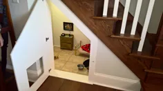 این سگ اتاق کوچک هری پاتر خودش را در زیر پله ها دارد
