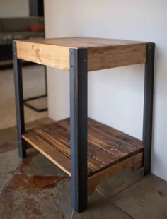 میز کناری چوبی پالت با پایه های فلزی و قفسه پایین |  اتسی
