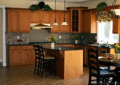 عکس آشپزخانه - سنتی - کابینت های چوبی متوسط ​​، قهوه ای طلایی
