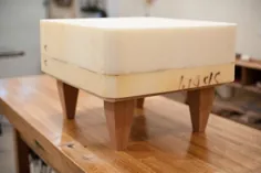 چگونه می توان یک عثمانی را با دکمه های تافته ساخت - یک آموزش DIY