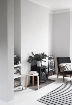 تغییر سبک اتاق نشیمن به سبک Scandi - کف سفید و دیوارهای خاکستری روشن - تپه کیت