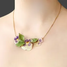 گردن آویز رزینی با گل‌های طبیعی "الینا" (نیکویی و نعمت برای ما)