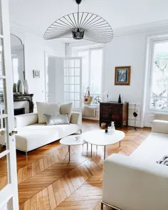 اتاق نشیمن Bright Spacious جذاب به سبک پاریسی با مبل پاریسی و لوستر Verti سیاه