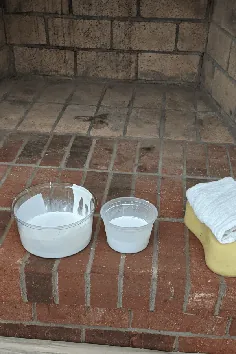 چگونه می توان شومینه آجری را با رنگ گچ DIY سفید کرد