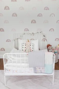 اتاق خواب دخترانه کودک نو پا با دکوراسیون جدید و یک تخت کودک نو پا Ikea