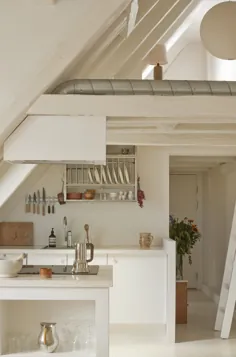 Steal This Look: یک آشپزخانه کم رنگ و کامل زیر استراحت در کپنهاگ - Remodelista