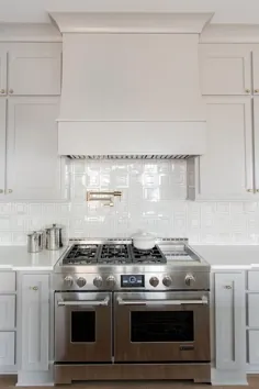 هود چوبی طیف خاکستری با سفید و خاکستری Backsplash - انتقالی - آشپزخانه