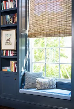 صندلی رنگی داخلی با پنجره ساخته شده با جعبه های کتاب - انتقالی - دن / کتابخانه / دفتر