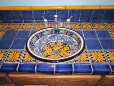 سینک ظرفشویی مکزیکی و کاشی Talavera in a Vanity ، گالری دکوراسیون منزل مکزیک.  لوازم جانبی ماموریت ، غرق های مس ، آینه ها ، میزها و موارد دیگر
